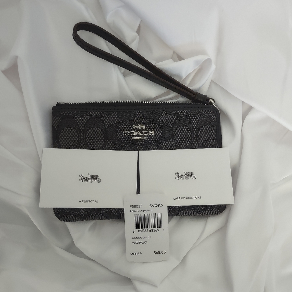 Coach Wristlet - Picture 3 of 9